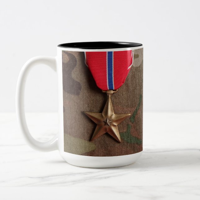 Veterano do combate e caneca de café da estrela do (Esquerda)