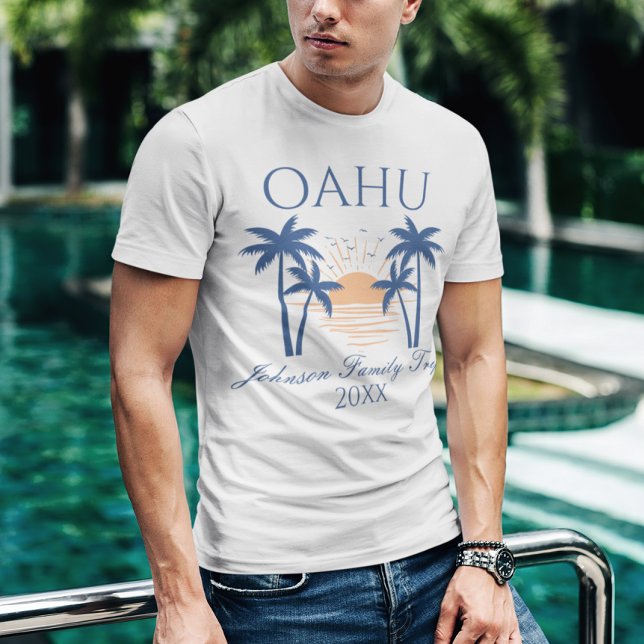 Viagem de T-Shirt da Família Oahu Hawaii (Man wearing an "Oahu" t-shirt by a pool.)