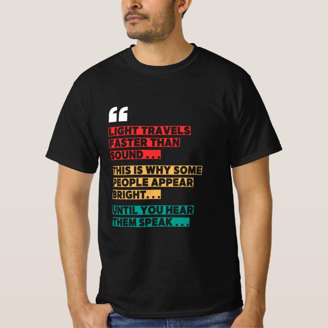 "Viagens leves mais rápidos que o som" T-shirt eng (Frente)