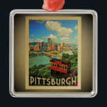 Viagens vintage do Ornamento Pittsburgh Pensilvâni<br><div class="desc">Um ornamento de Pittsburgh legal estilo Vintage,  que inclui a Linha Duquesne e a cidade de Pittsburgh com ponte e rio abaixo. Obrigados à fotografia de Hannaford como base: https://flic.kr/p/6RNLhF</div>