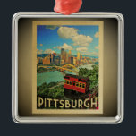 Viagens vintage do Ornamento Pittsburgh Pensilvâni<br><div class="desc">Um ornamento de Pittsburgh legal estilo Vintage,  que inclui a Linha Duquesne e a cidade de Pittsburgh com ponte e rio abaixo. Obrigados à fotografia de Hannaford como base: https://flic.kr/p/6RNLhF</div>