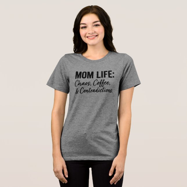 Vida de Mãe: Caos, Café & Contradições Camiseta Di (Frente Completa)