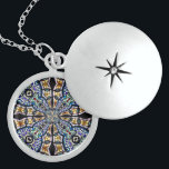 Vidro Estreitado Caleidoscópio7 Colar<br><div class="desc">Design de caleidoscópio maravilhoso criado de uma fotografia de uma bela janela de vidro manchado em Nossa Senhora da Vitória Basilica em Lackawanna,  Nova York. ( Para mais informações sobre esta incrível Basilica,  visite: www.OurLadyofVictory.org )</div>