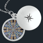 Vidro Estreitado Caleidoscópio7 Colar<br><div class="desc">Design de caleidoscópio maravilhoso criado de uma fotografia de uma bela janela de vidro manchado em Nossa Senhora da Vitória Basilica em Lackawanna,  Nova York. ( Para mais informações sobre esta incrível Basilica,  visite: www.OurLadyofVictory.org )</div>