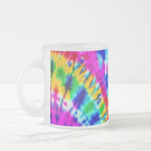 Caneca de café tingida de cores de arco-íris