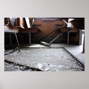 Vidro partido no solo poster do comboio abandonado