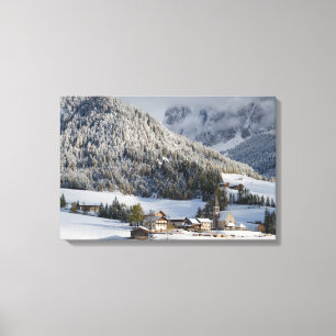 Vila alpina pequena nas canvas da neve