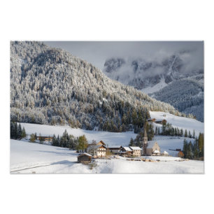 Vila alpina pequena no impressão da foto da neve