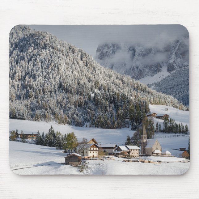Vila alpina pequena no mousepad da neve (Frente)
