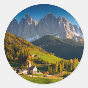 Vila das dolomites na etiqueta redonda da queda