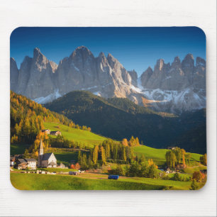 Vila das dolomites no mousepad da queda