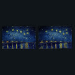 Vincent Van Gogh "Starry Night Over the Rhone"<br><div class="desc">O Trabalho de Arte de Vincent Van Gogh - "Starry Night Over The Rhone" está representado neste conjunto de fronhas. ( VEJA MATCHING DUVET COBRIR) Belos efeitos noturnos nesta visão do Rhône, em que Van Gogh transcreveu maravilhosamente as cores que ele percebeu no escuro. Os Blues prevalecem: Azul prussiano, ultramarino...</div>