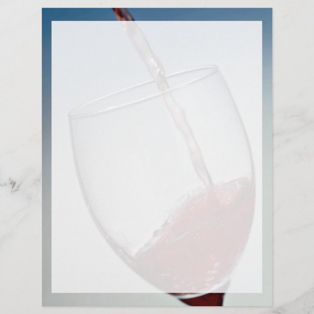 Vinho tinto despejado em vinho (Frente)