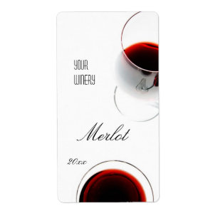 Vinho tinto em uma etiqueta de vidro do vinho