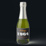 Vintage 1964 Edição limitada Rótulo de Vinho Espum<br><div class="desc">Vintage 1964 Edição limitada Rótulo de Vinho Espumante - 62º aniversário Celebra seis décadas com talento! Esta Vintage 1964 Limited Edition Sparparte Wine Label é o toque personalizado perfeito para fazer 62 anos de estilo. Feito com elegante retrô tipografia e encanto envelhecido, transforma sem esforço qualquer garrafa em uma guarnição...</div>