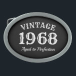 Vintage 1968 envelhecido aniversário da perfeição<br><div class="desc">O vintage 1968 envelheceu fivela de cinto do aniversário da perfeição à 50th. Refrigere a fiftieth ideia do presente de aniversário para homens e mulheres. Design preto e branco do modelo da tipografia. Citações cómicos para sobre as pessoas de cinqüenta anos do monte. Presente engraçado por o pai, o pai,...</div>