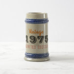 Vintage 1975 50th Birthday Beer Caneca de cerveja<br><div class="desc">Vintage 1975, 50th Birthday Beer Caneca de cerveja - Edição Limitada "Aged to Perfection" Gift Celebra um marco com uma marca de eterno — esta Caneca de cerveja de Cerveja Vintage 1975 comemora um aniversário de 50 anos no estilo. Apresentando a elegante frase "1975 ・ Idade para a Perfeição" elegantemente...</div>