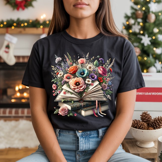Vintage Floral Book Stack Illustration T-Shirt (Criador carregado)