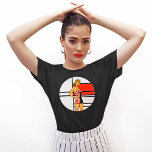 Vintage Glam Pin-Up T-Shirt - Retro Comic Pop Art<br><div class="desc">Adicione um pequeno encanto retrorreflector ao seu guarda-roupa com esta única camiseta de alfinete. Apresentando um modelo de biquíni ao estilo divertido contra a icônica Composição nº 4 de Mondrian, esta teia combina a arte clássica e abstrato em detalhes de alta resolução. Perfeito para amantes da arte, entusiastas vencidos, ou...</div>
