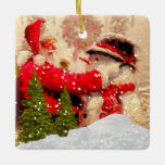 Vintage Santa Claus e Enfeites de natal de Snowman<br><div class="desc">Decorem sua árvore de Natal com este adorável ornamento vintage. Este ornamento apresenta um Papai Noel vintage,  um boneco de neve e uma camada de neve com árvores verdes. Um ornamento como este seria um presente pensativo,  já que há um cartões de natal nas costas.</div>