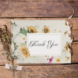 Vintage Summer Sunflower Floral Cartões de agradec<br><div class="desc">Este design de cartões de agradecimentos de casamento apresenta uma bela estrutura de girassóis de cor aquática macia e outros florais de verão em um fundo branco angustiado. É romântico com um toque de safra. Criada pela "Simply Farmhouse Press",  faz parte do Vintage Summer Floral Wedding Suite de cartas.</div>