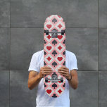 Vintage Tocando Cartões Cores skate<br><div class="desc">Um skate agradável com as famosas cores das cartas de jogar no estilo vintage e em forma de cruz incluindo o coração,  espadas,  diamantes e trevo dos amantes dos jogos de cartas: cavalgar e jogar!</div>