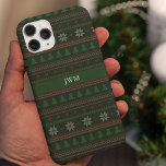 Vintage Ugly Christmas Sweater Green Monograma<br><div class="desc">Um padrão de suéter de abeto e natal vintage acima de seu texto personalizado em uma capas de iphone de feriado personalizada. Personalize seu presente festivo com suas saudações pessoais no celular verde e vermelho do Natal.</div>