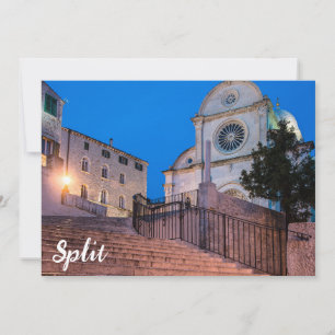 Visão noturna das escadas e da igreja em Split, Cr