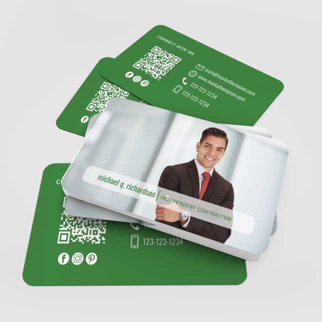 Visita Cartão de Networking com Foto em Código QR Verde O (Modern green QR code card with clean white contact details and social icons)