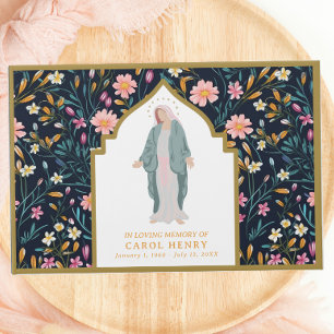 Visitas Bela Católica Mary Amando o Livro de Convidados da