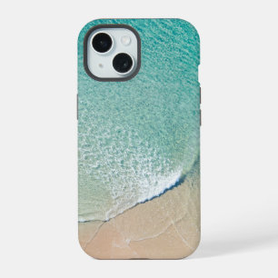 Vista aérea sobre uma praia e um oceano azul