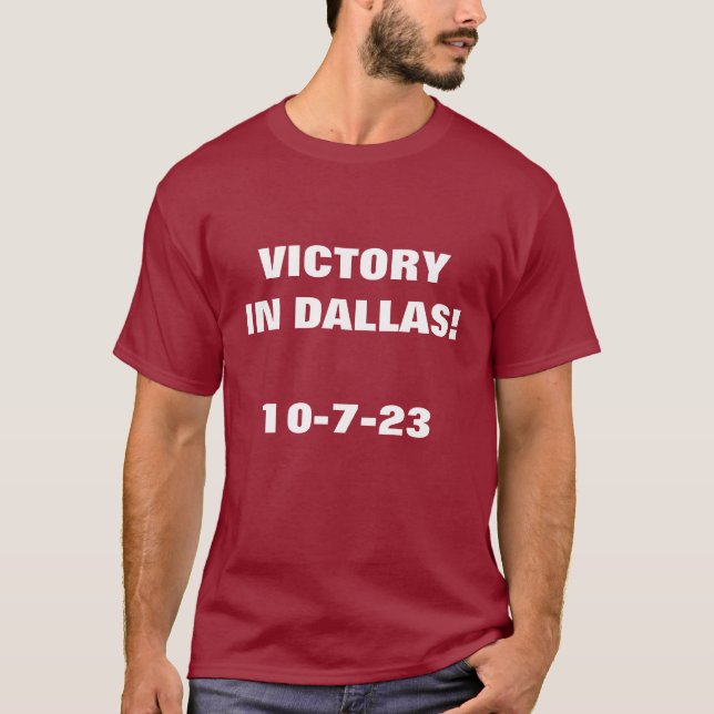 VITÓRIA EM DALLAS RED T-Shirt (Frente)