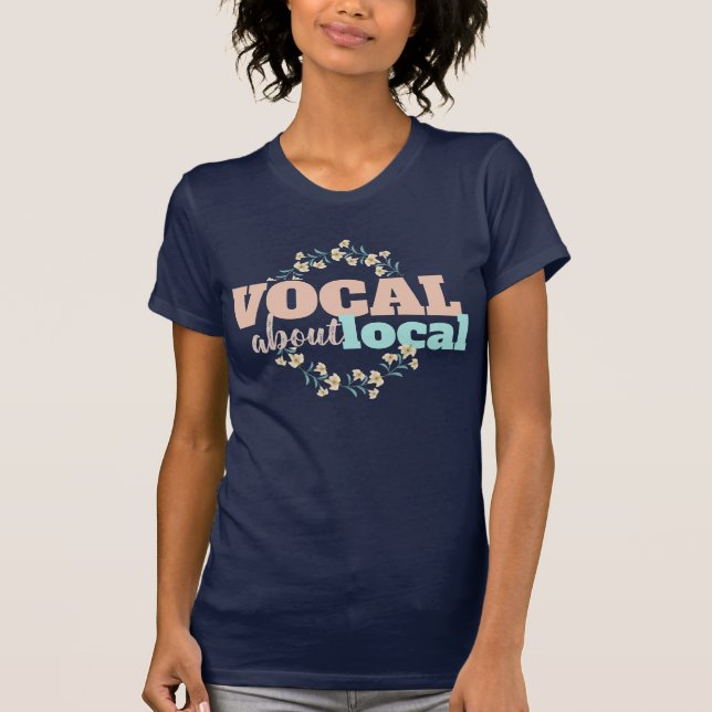 Vocal sobre o t-shirt floral local (Frente)
