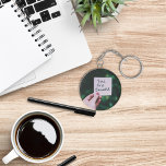 Você é linda chaveiro de texto<br><div class="desc">Uma garota segurando uma folha de papel com a palavra "Você é bonita",  inspiradora gentileza e otimismo. Perfeito para amigos,  família e colegas de trabalho,  nosso design adicionará algum caráter aos seus produtos Zazzle favoritos. Clique no botão personalizar para personalizá-lo com seu texto ou nome.</div>