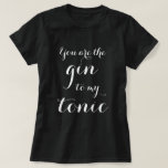 Você é o Gin da minha camisa de tipografia tônica<br><div class="desc">Você é o Gin da minha camisa Tônica de tipografia. Citação de bebendo engraçada para homens e mulheres, recém-casados, casal, noiva e noiva, etc. Bela data de nascimento, noivado ou ideia de presente para amigos e familiares. Humor com álcool. modelo de caligrafia na moda. Também é divertido como adereço para...</div>
