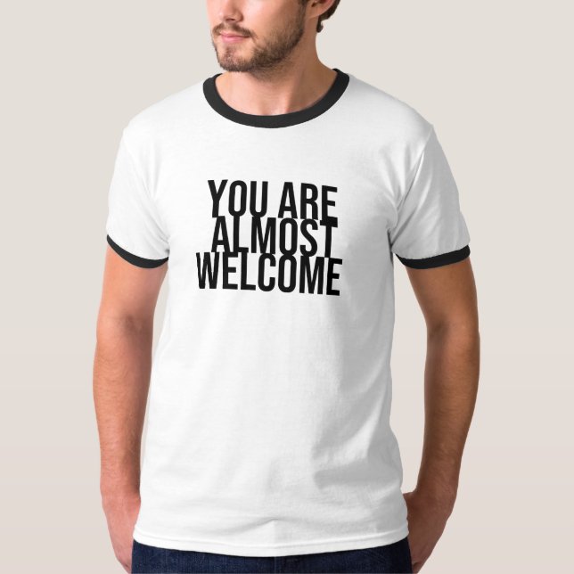 Você é quase bem-vindo T-Shirt (Frente)