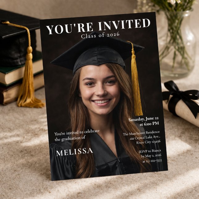 Você está convidado Convite de foto de formatura (Modern graduation photo invite with clean magazine style editable design)