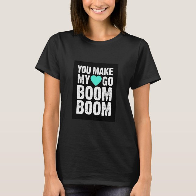 **VOCÊ FAZ MEU CORAÇÃO IR BOOM BOOM** T-SHIRT (Frente)