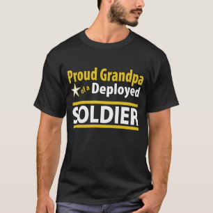 Vovô orgulhoso de uma camisa distribuída do