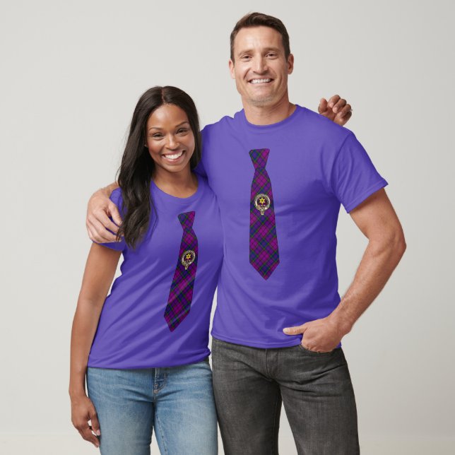Wardlaw Tartan Necktie T-Shirt w/Badge (Unissex)