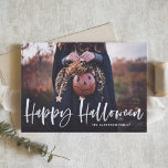 White Brussel Lettering Overlay Feliz Cartão de Ha<br><div class="desc">Embalagem de pincel branco Sobreposição Feliz Cartão Plano Halloween | Enviar saudações de Halloween para a família e amigos com esta placa plana de Halloween personalizável. Ele continha uma camada de anotações em pincel branco com fundo de pincel. Isso está disponível em outros estoques de papel e cores</div>