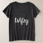 Wifey mais o t-shirt do tamanho<br><div class="desc">Camisa cinzenta agradável com o texto "Wifey". Confortável super e ligas grandes com jeans ou caneleiras.
Excelente para as preparações do casamento,  lua de mel,  ou como uma surpresa para seu esposa ou marido.</div>