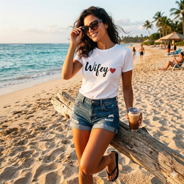 Wifey Modern Black Script Women RedHeart T-Shirt (Criador carregado)