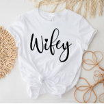 Wifey White Modern Black Script Womens T-Shirt<br><div class="desc">Camiseta "Wifey" bonita e moderna! Presente de casamento perfeito,  presente de chá,  presente de aniversário ou de festa de solteira!</div>