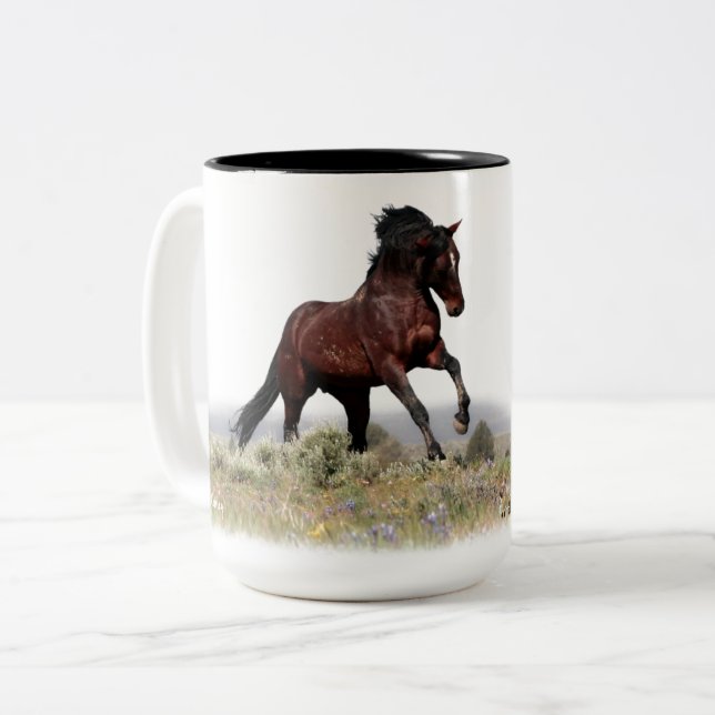 Wild Stallion Strut nesta caneca de bebida (Frente Esquerda)