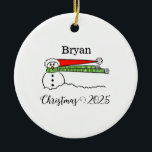 Windy Snowman - Ornamento Personalizado<br><div class="desc">Um bonitinho bonitinho de neve no ornamento personalizado pelo vento com nome e ano</div>