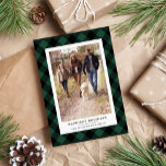 Xadrez de inverno | Cartão com fotos de férias<br><div class="desc">Envie cartões de natal para amigos e família com nossos cartões com fotos elegantes rústicos com um padrão de xadrez verde e preto de caçador de vitrines que enquadra sua foto vertical favorita. Personalize com duas linhas de texto personalizado; mostradas com "Feliz Natal",  seus nomes e o ano.</div>