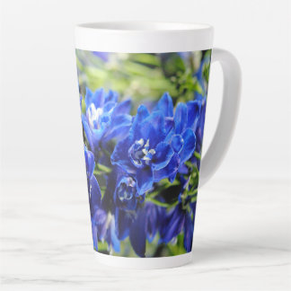 Xícara de Café com Delphinium Azul