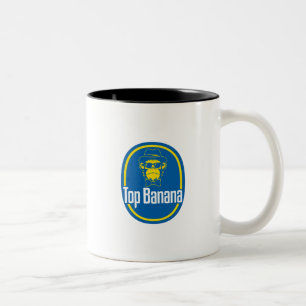 Xícara de café de dois tons com banana superior