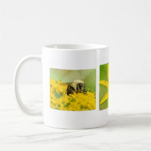 Xícara de café e flores silvestres